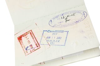 Passeport avec plusieurs tampons isolés sur fond blanc Passeport avec plusieurs tampons isolés sur fond blanc