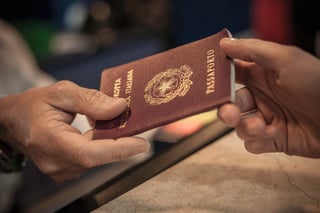 Gros plan d'une personne remettant un passeport Gros plan d'une personne remettant un passeport