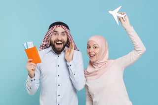 surpris jeune couple amis arabe musulman homme femme en keffieh kafiya bague agal agal hijab surpris jeune couple amis arabe musulman homme femme en keffieh kafiya bague agal agal hijab