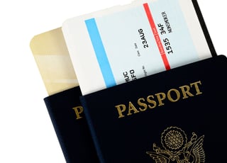 Passeports américains sur fond blanc avec carte d'embarquement Passeports américains sur fond blanc avec carte d'embarquement