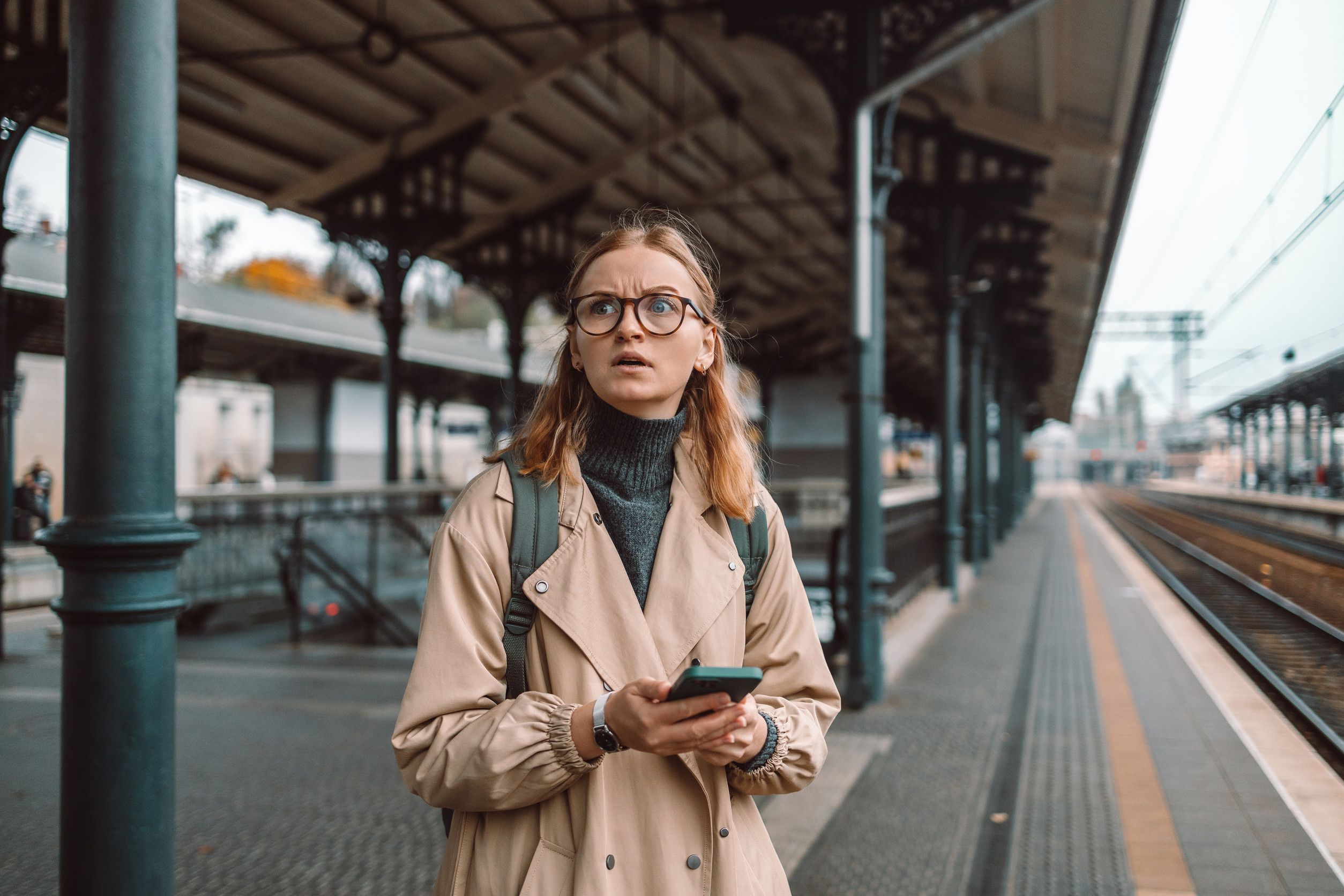 Femme perdue et en colère, seule sur le quai d'un train de transport en commun, attendant. Femme perdue et en colère, seule sur le quai d'un train de transport en commun, attendant.