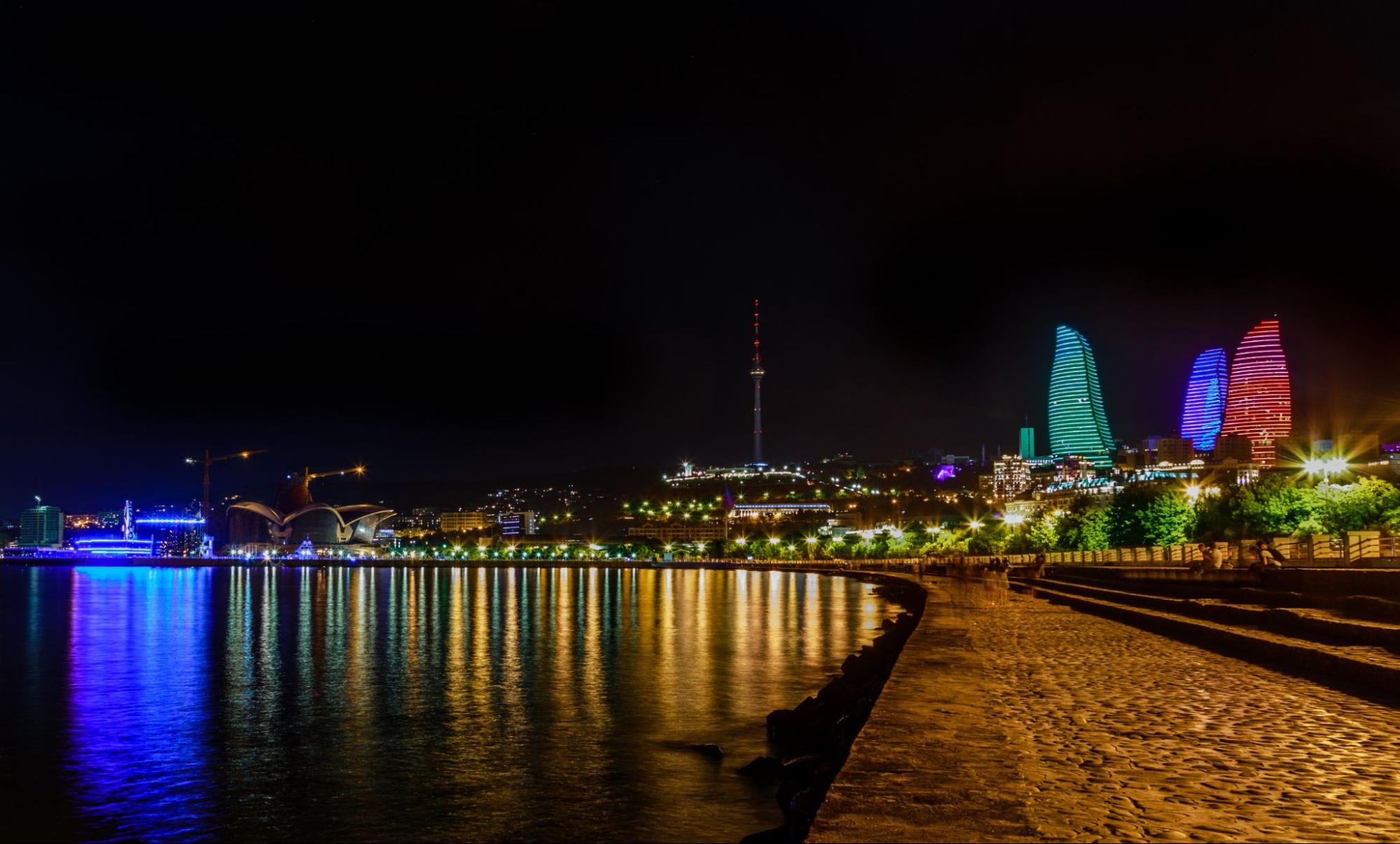 Vista desde la orilla del mar Caspio hasta el distrito central de negocios con rascacielos y torre de televisión, Bakú, Azerbaiyán