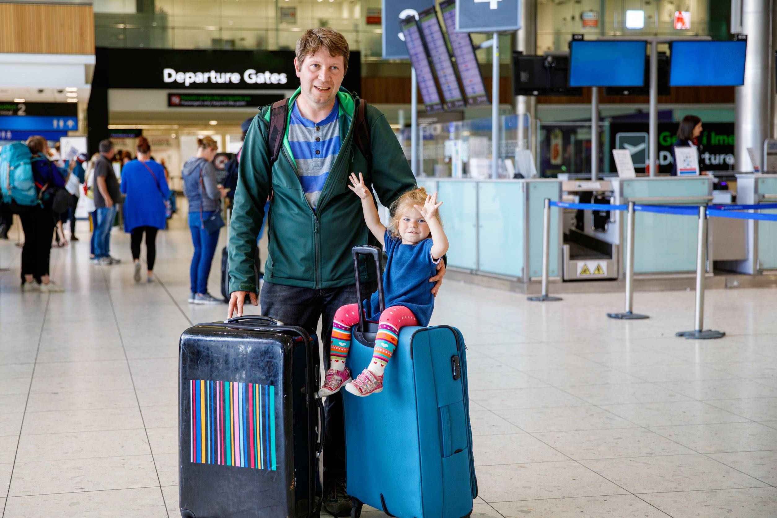 Une jolie petite fille et son père à l'aéroport. Une famille heureuse voyageant en avion. Une jolie petite fille et son père à l'aéroport. Une famille heureuse voyageant en avion.