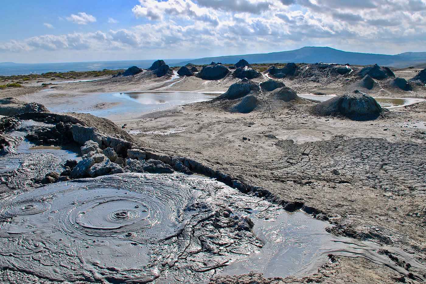 Explorando los volcanes de lodo únicos de Azerbaiyán