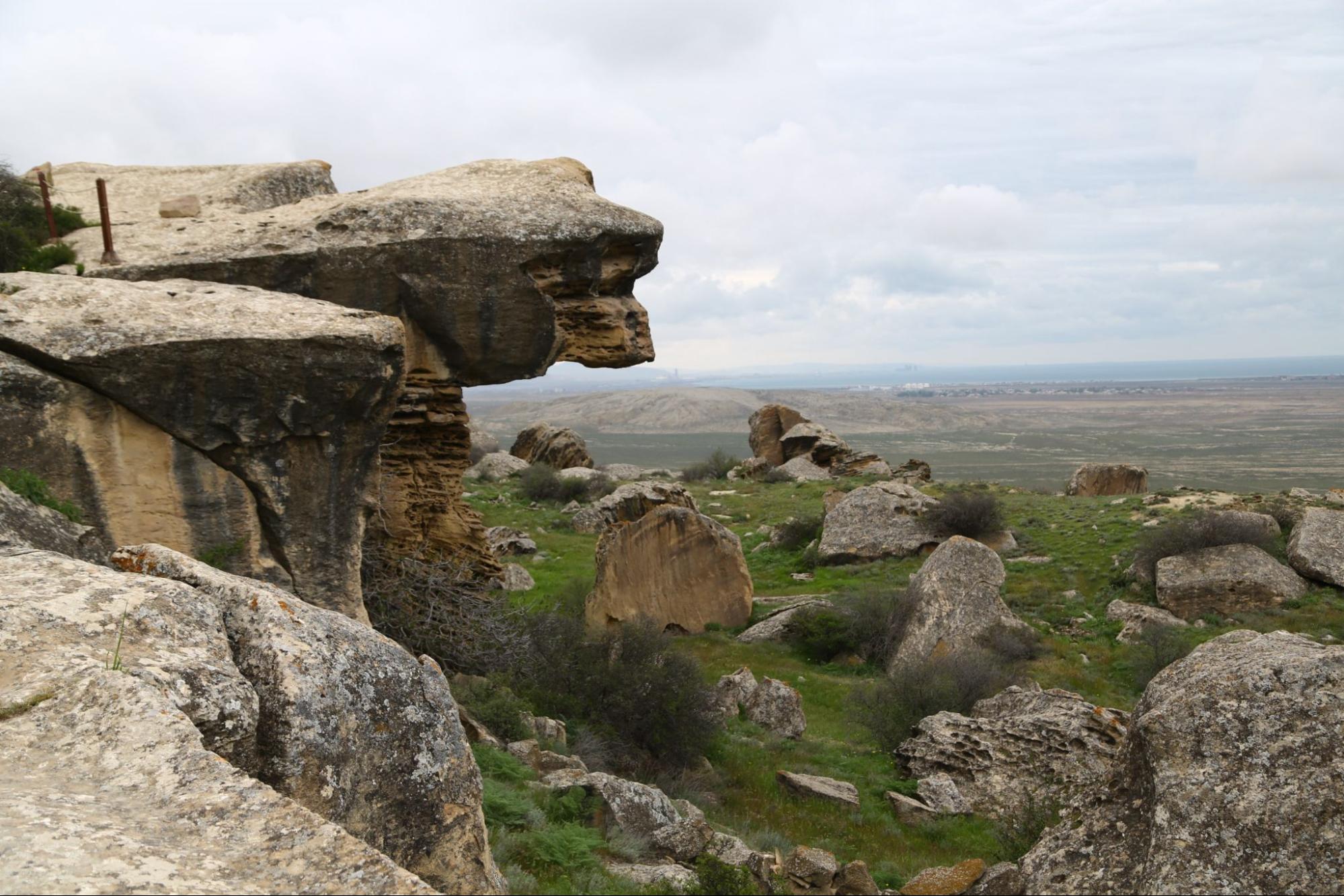 En Azerbaiyán, Gobustán, la antigua cueva prehistórica protegida por la Unesco.