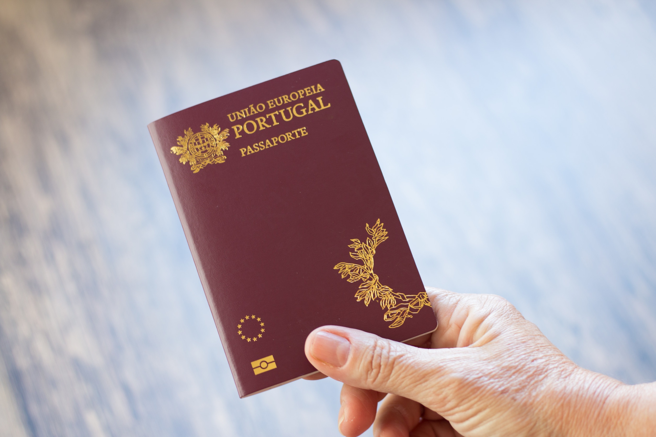 Main tenant un passeport portugais. Main tenant un passeport portugais.
