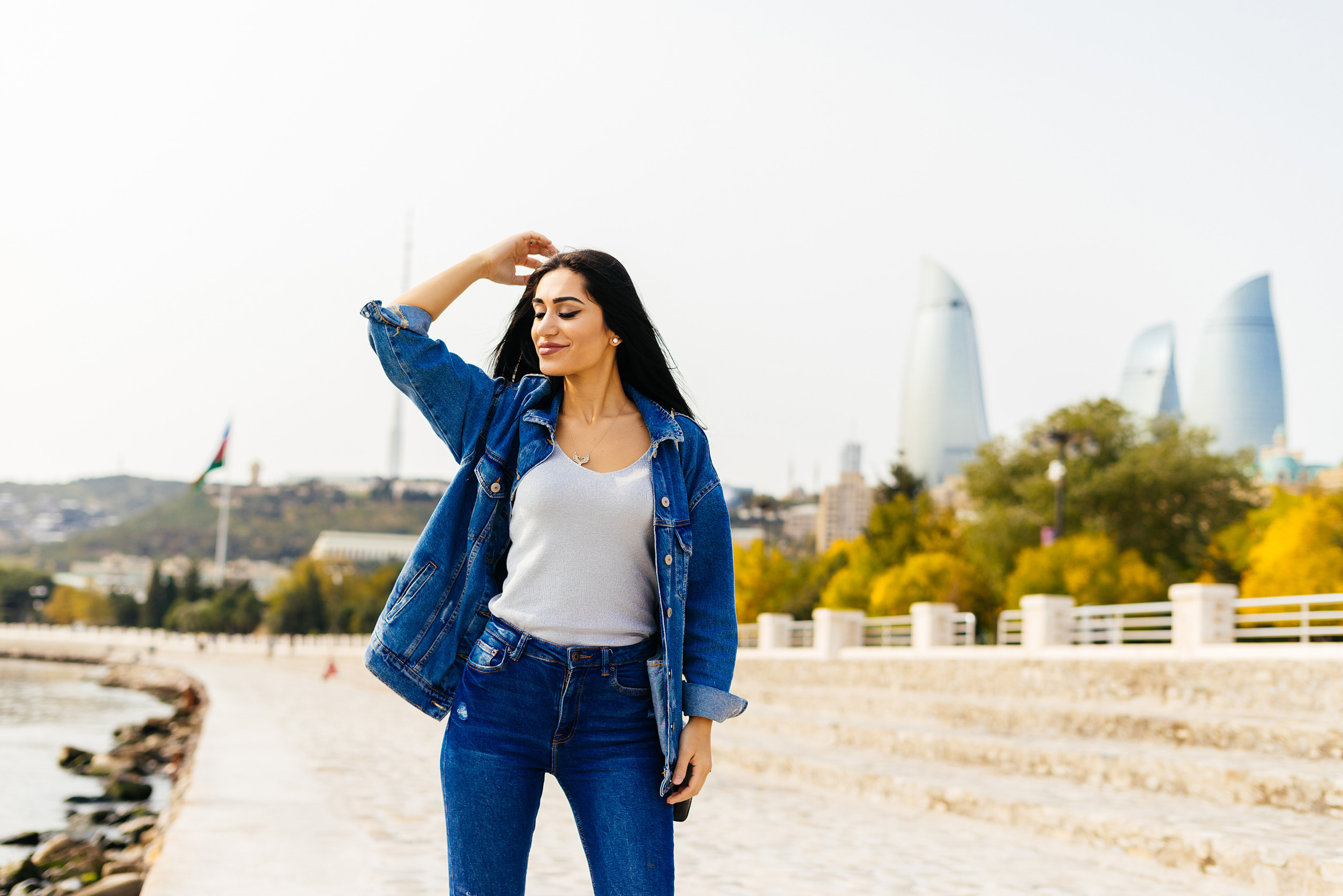 Mujer elegante y feliz posando con fondo de escaleras Mujer elegante y feliz posando con fondo de escaleras