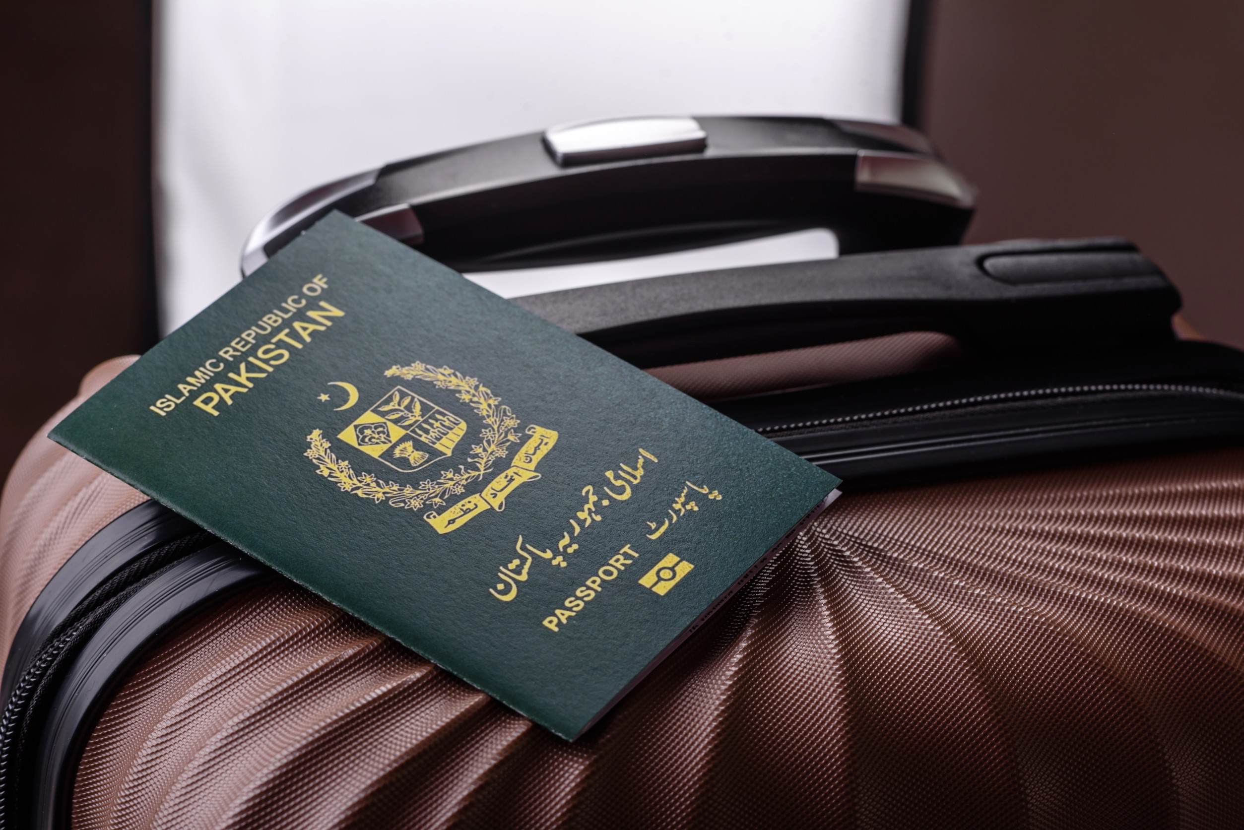 passeport international d'un citoyen pakistanais sur une valise - départ de l'aéroport passeport international d'un citoyen pakistanais sur une valise - départ de l'aéroport