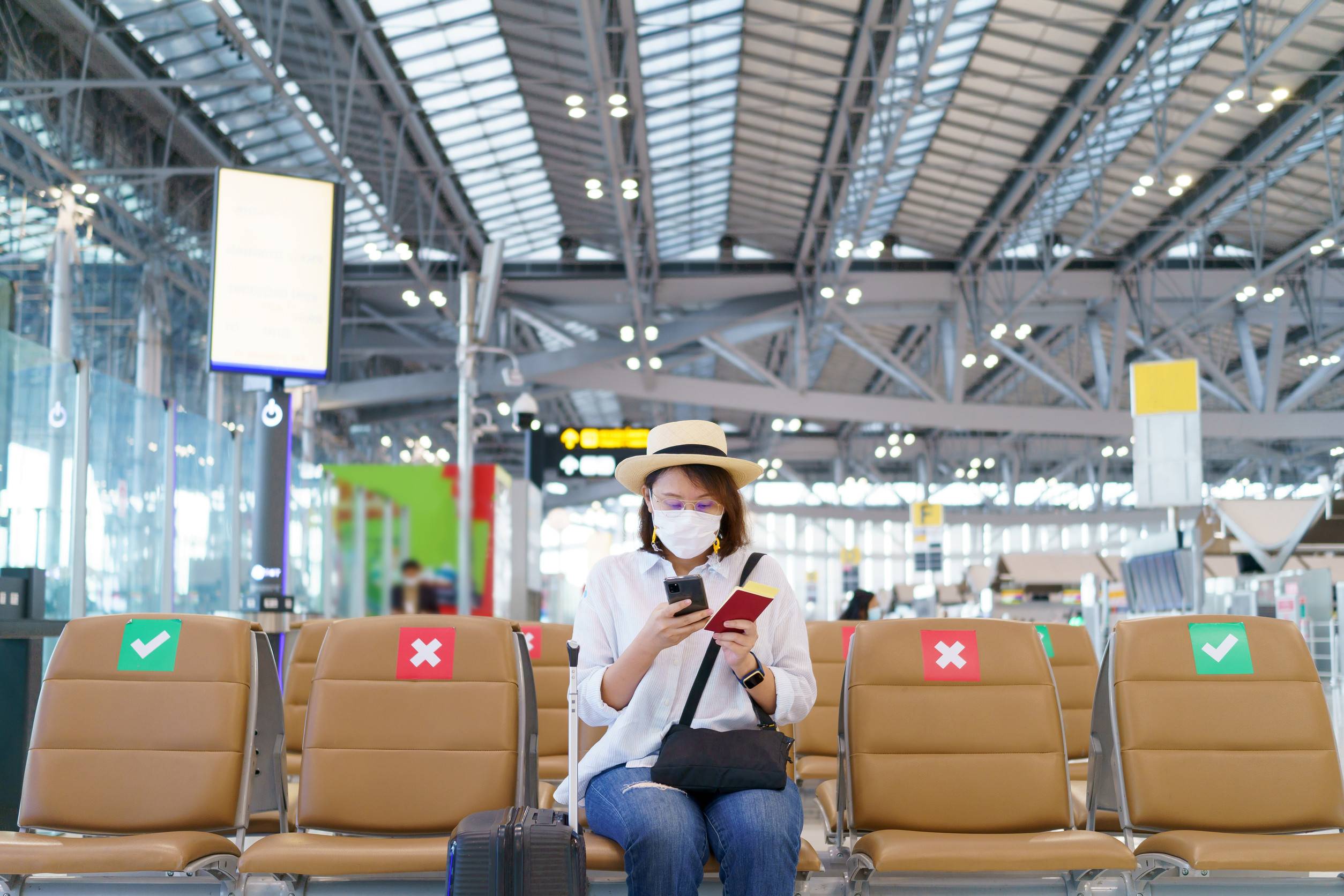 Nouveau standard : les touristes portant un masque voyagent à l'aéroport. Distanciation sociale. Soins de santé. Nouveau standard : les touristes portant un masque voyagent à l'aéroport. Distanciation sociale. Soins de santé.