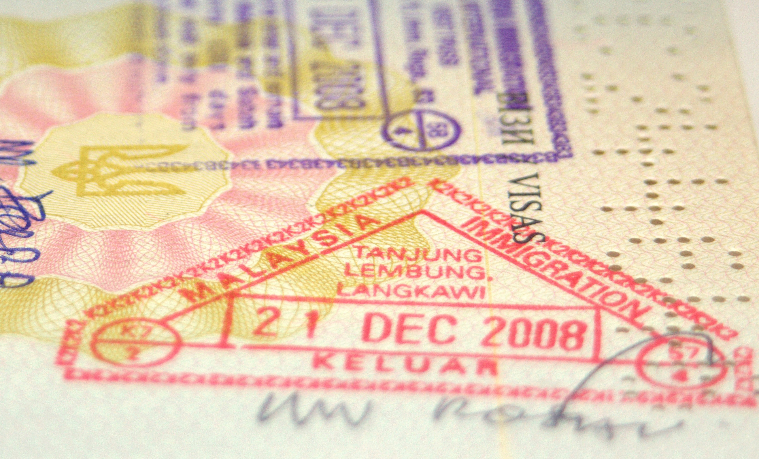 page du passeport avec tampon des douanes malaisiennes page du passeport avec tampon des douanes malaisiennes
