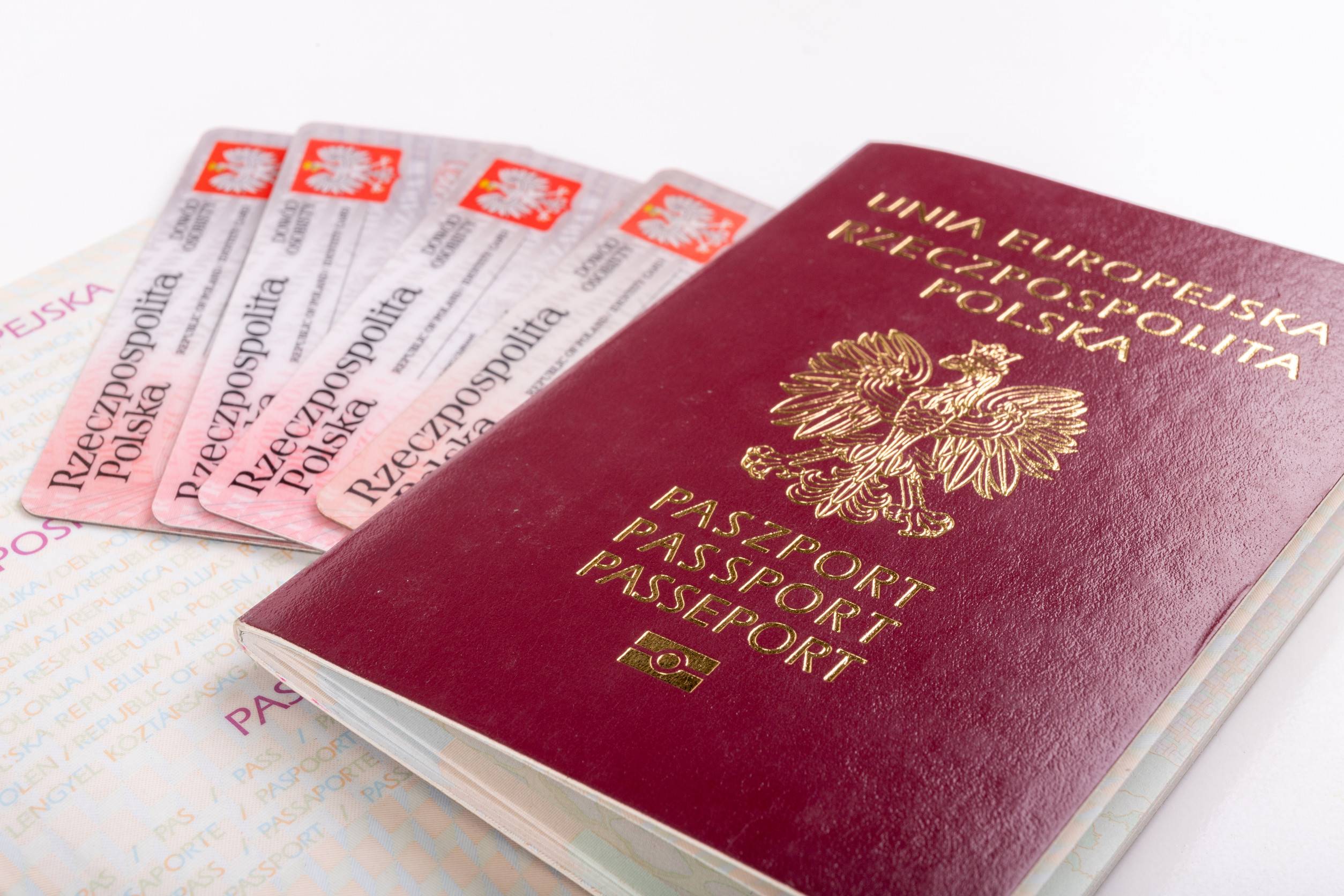 Passeport et carte d'identité polonais sur un tableau blanc. Documents personnels d'un pays européen. Passeport et carte d'identité polonais sur un tableau blanc. Documents personnels d'un pays européen.