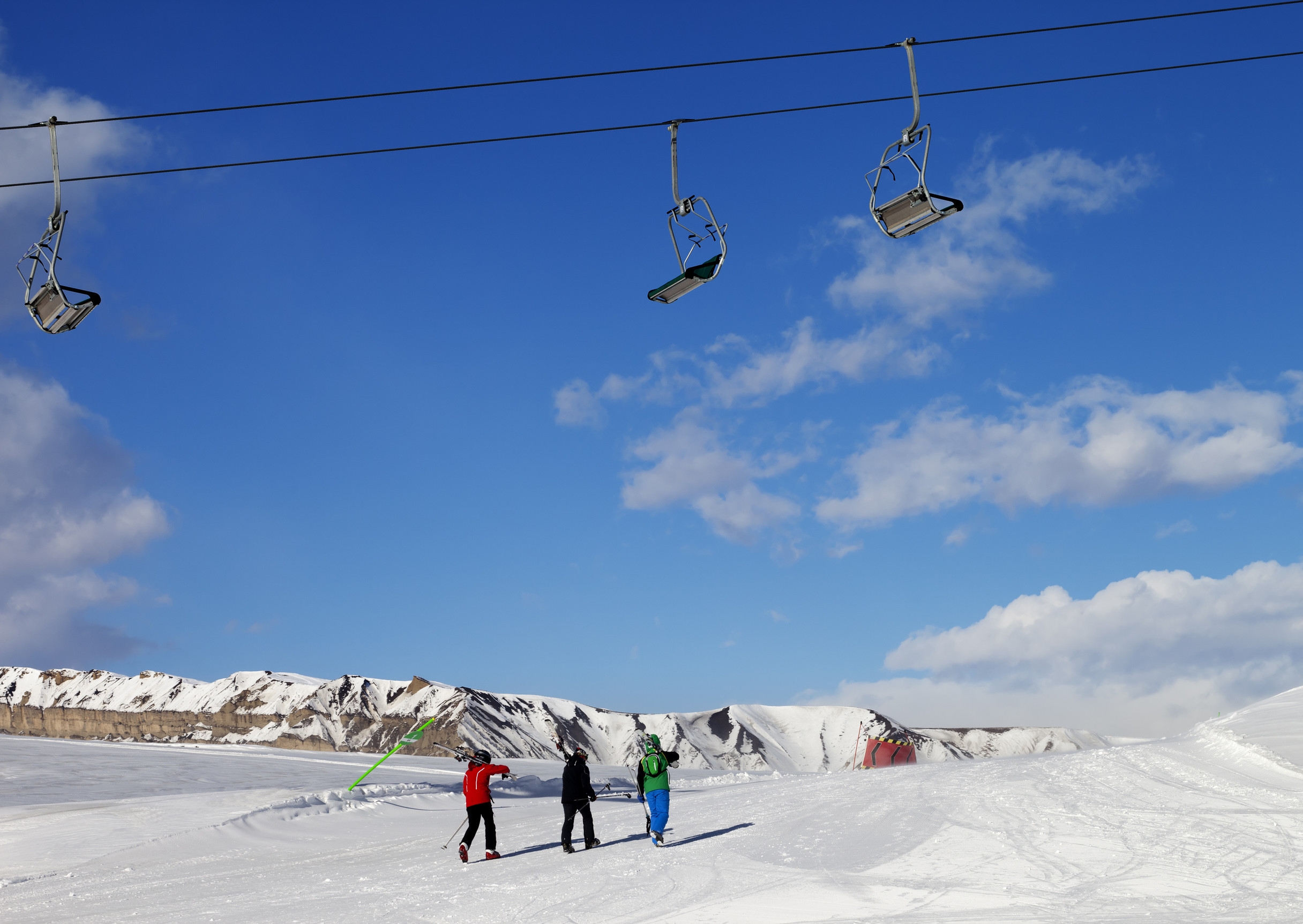 Trois skieurs sur une piste ensoleillée, belle journée, Grand Caucase, Mont Shahdagh, Qusar, Azerbaïdjan. Trois skieurs sur une piste ensoleillée, belle journée, Grand Caucase, Mont Shahdagh, Qusar, Azerbaïdjan.