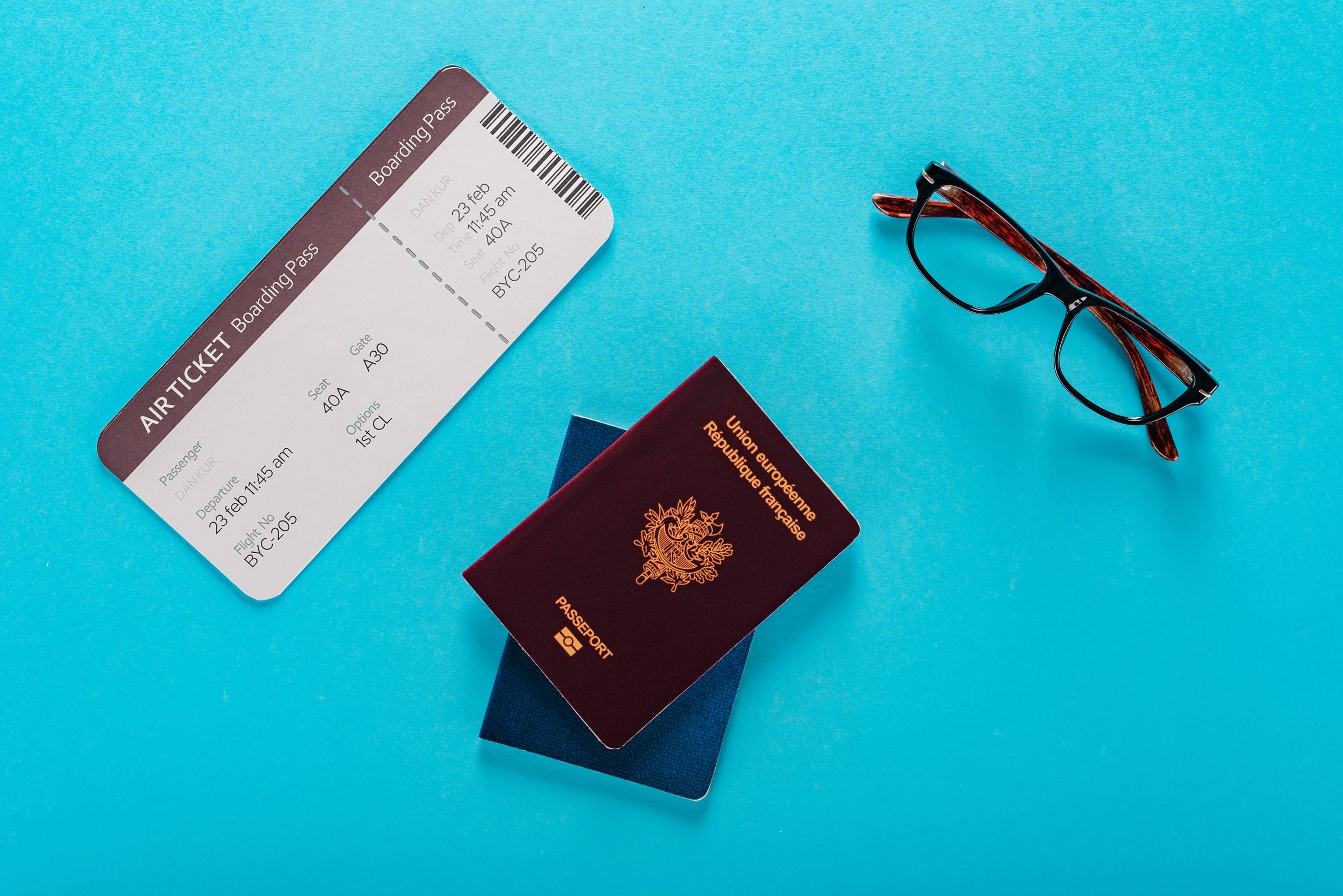 Sfondo turistico con biglietto aereo o carta d'imbarco, passaporti francesi e occhiali Sfondo turistico con biglietto aereo o carta d'imbarco, passaporti francesi e occhiali