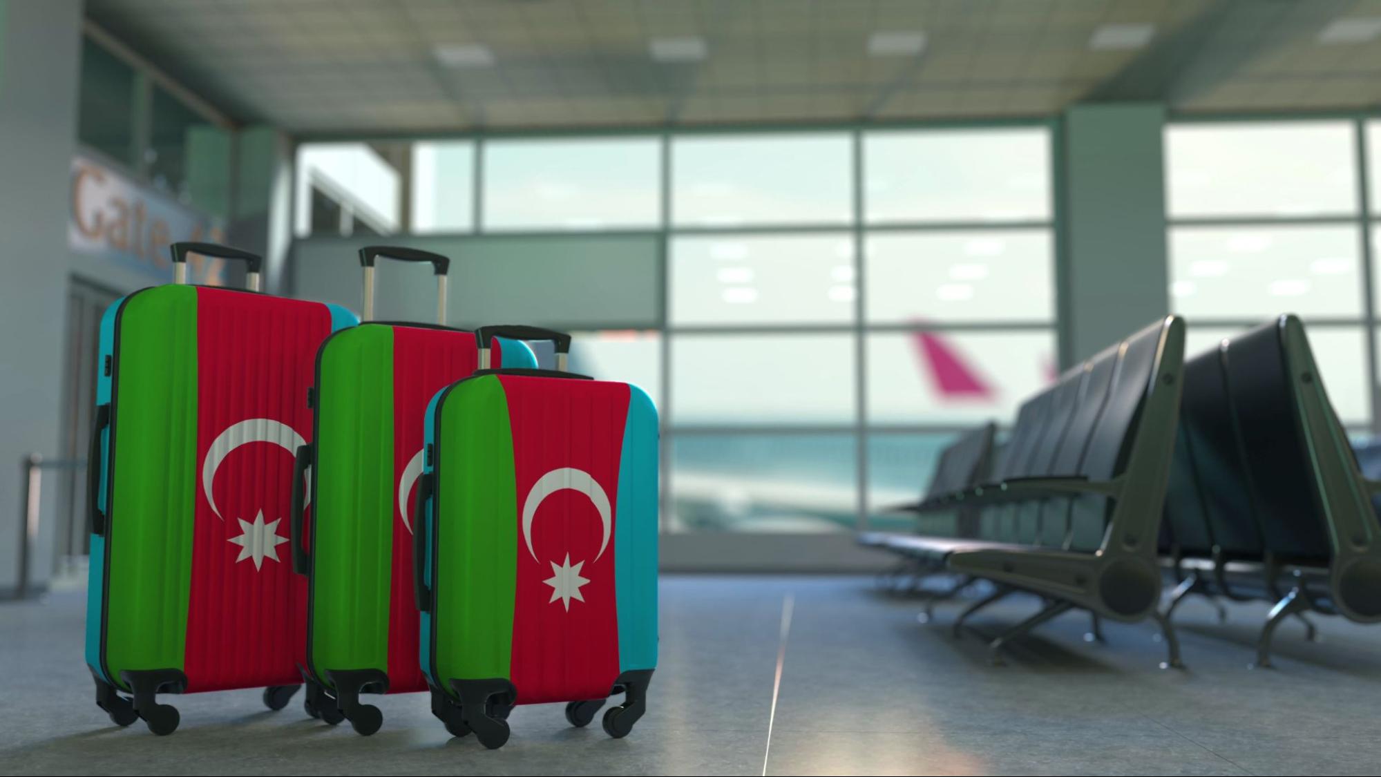 Valises de voyage avec le drapeau azerbaïdjanais. Représentation 3D conceptuelle du tourisme azerbaïdjanais.