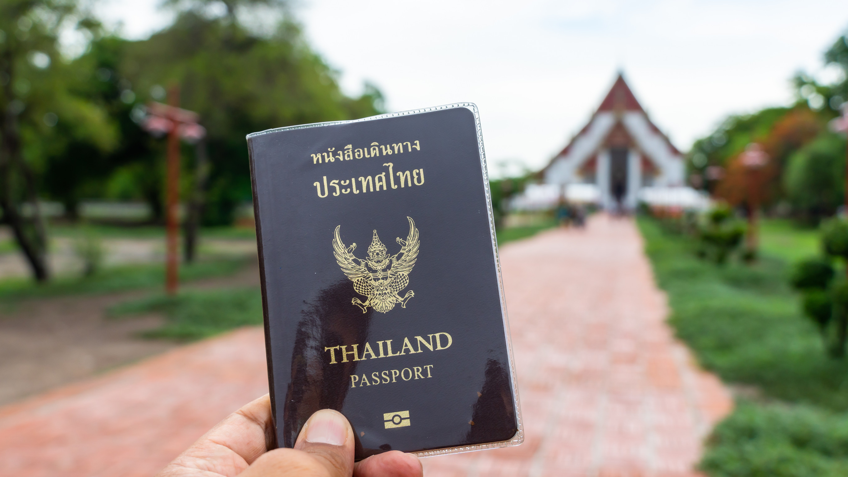 Voyageur détenteur d'un passeport thaïlandais dans la province d'Ayutthaya, Thaïlande Voyageur détenteur d'un passeport thaïlandais dans la province d'Ayutthaya, Thaïlande